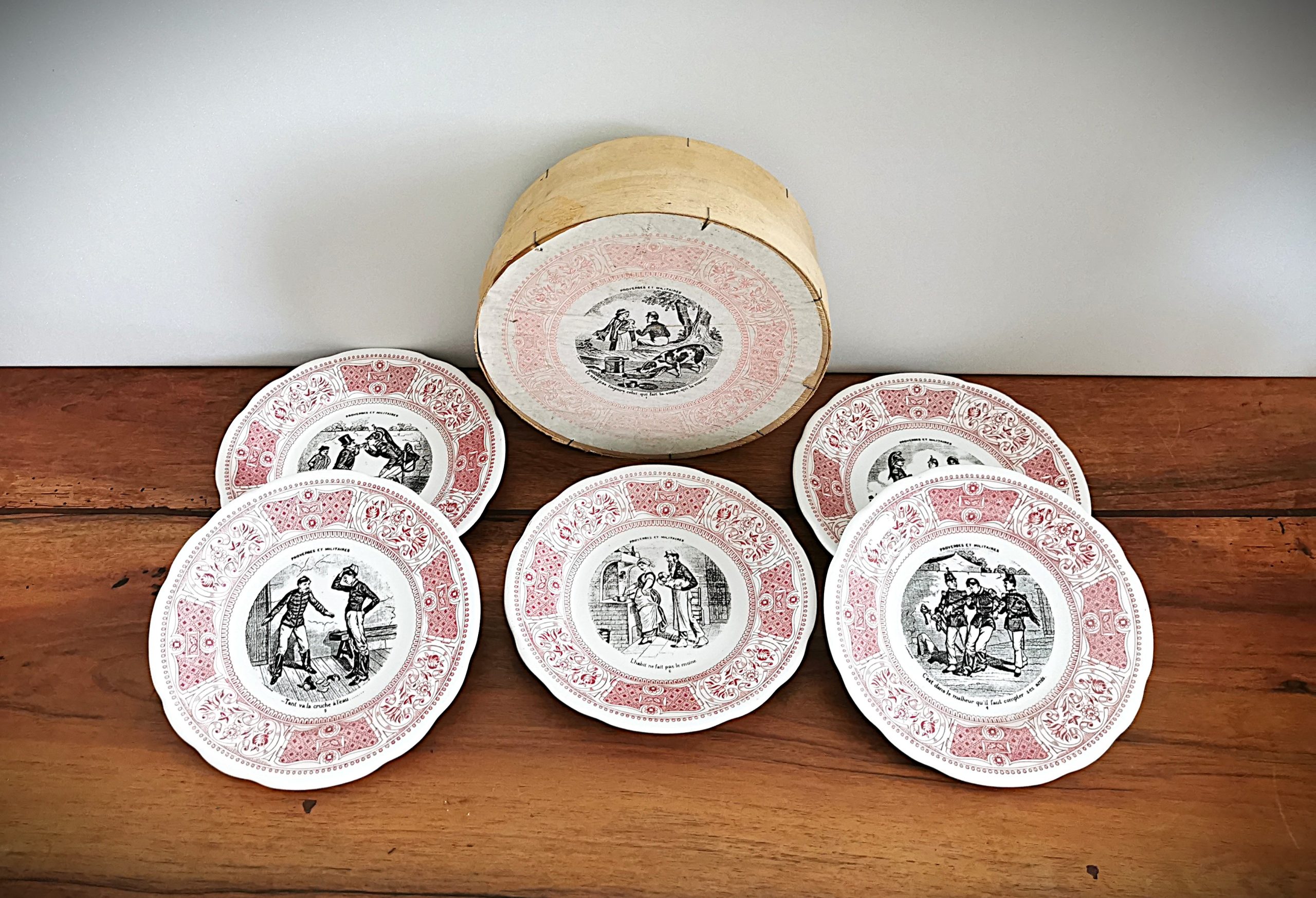 VD606 Coffret Assiettes Militaires Gien Pass Antiq - Achat et vente d'oeuvres d'art